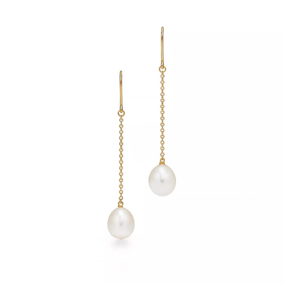 Elsa Peretti 的設計一直強調「女性的自然律動」，這款 Pearls by the Yard 鏈形耳環則是最能代表她的作品之一。兩顆淡水珍珠隨著細鏈輕輕擺動，像是為耳邊寫下柔軟筆劃。18K金的細膩光澤讓整體看起來更顯高級，卻又不會過於隆重。它特別適合喜歡簡潔風格的人，尤其當你綁起馬尾、露出頸線時，這對耳環會讓整體氣質優雅加倍。