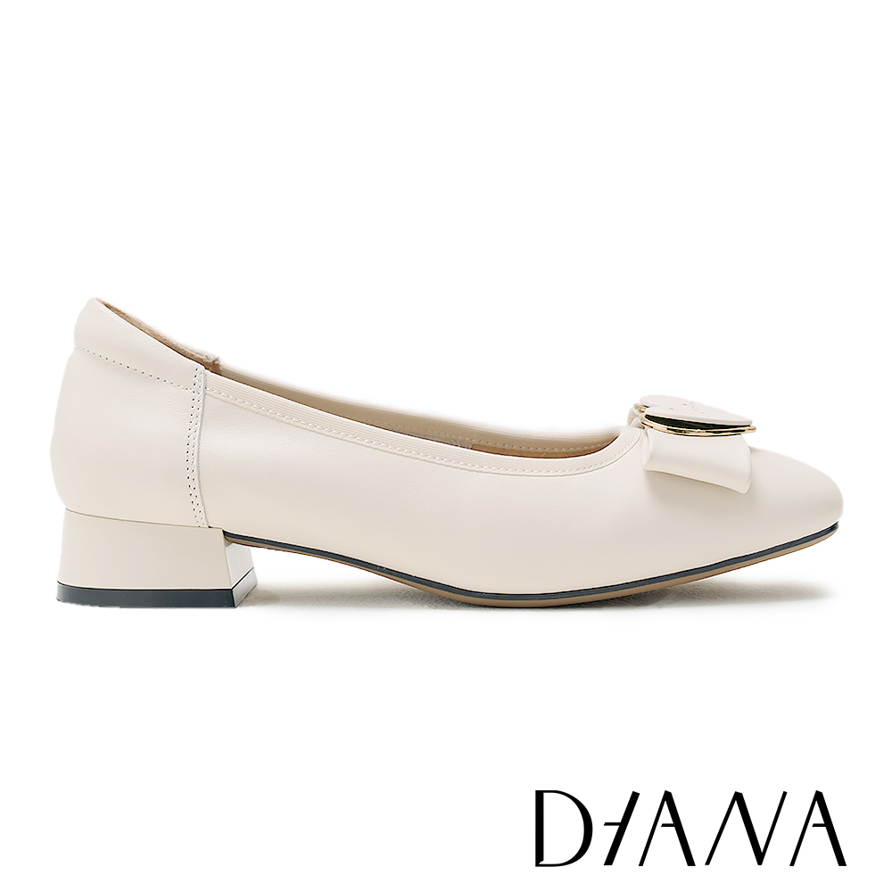 DIANA 愛心飾釦真皮蝴蝶結低跟鞋 米色 #55214