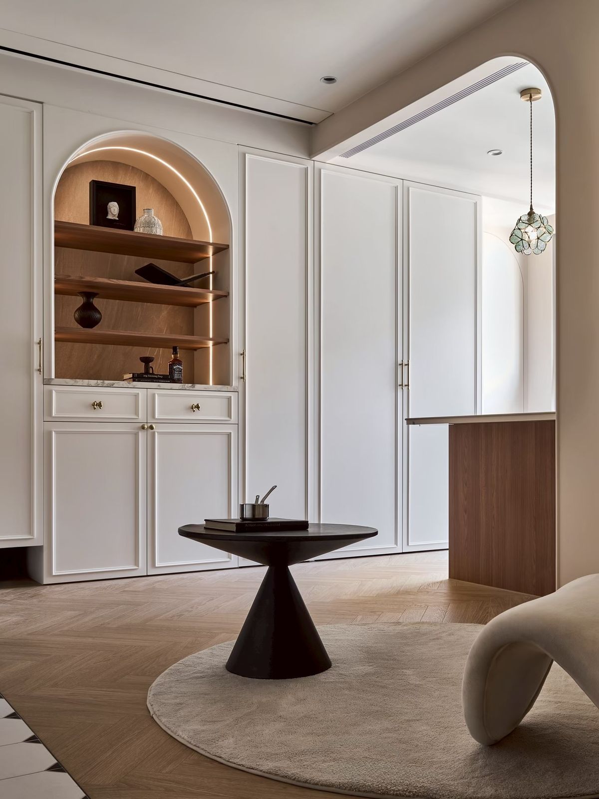 弧線 ；光影 ；優尼客空間設計