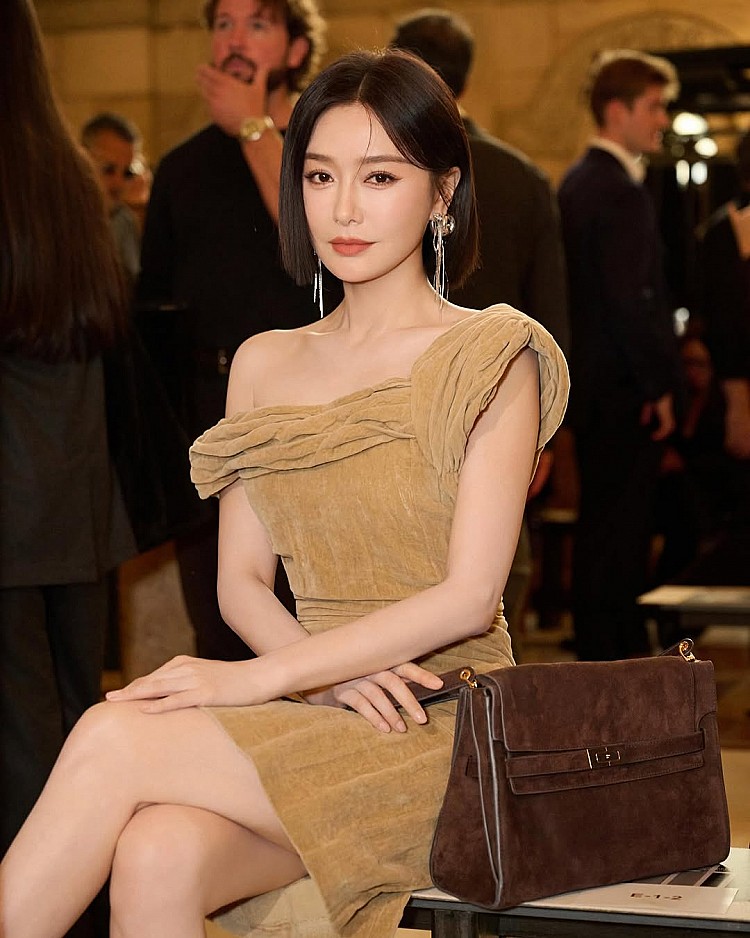 秦嵐抗皺保養祕訣1：抗老精華重點按摩提拉 ​