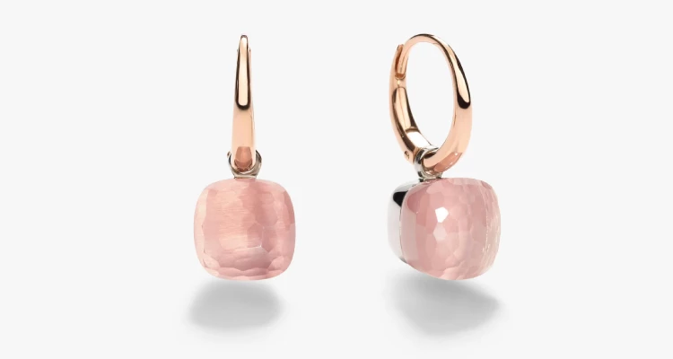 此對「Nudo Petit」寶石耳環，以溫潤、柔和的玫瑰石英為主角，小巧精緻卻不失存在感，彷彿將愛意凝聚成一抹剛剛好的粉色光芒。作為母親節禮物，格外適合，正如母親細水長流的關愛與陪伴。低調中帶著優雅氣質，無論日常配搭或特別場合，都能在不經意間散發溫柔光采，成為最貼近心意的一份禮物。（商品價格約：NTD 119,000）