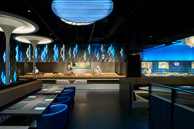 饗賓集團再全新品牌「Urban Paradise」進駐統一Dream Plaza，先前旗下品牌旭集開幕同樣造成不小話題，閃爍著藍色燈光的用餐區，日本料理師傅正在切生魚片。