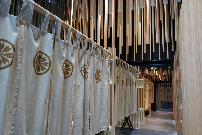 店內空間設計採用大量木質結構與格柵，主打具隱密性的2～10人包廂式用餐環境。（圖／魏妤靜攝）