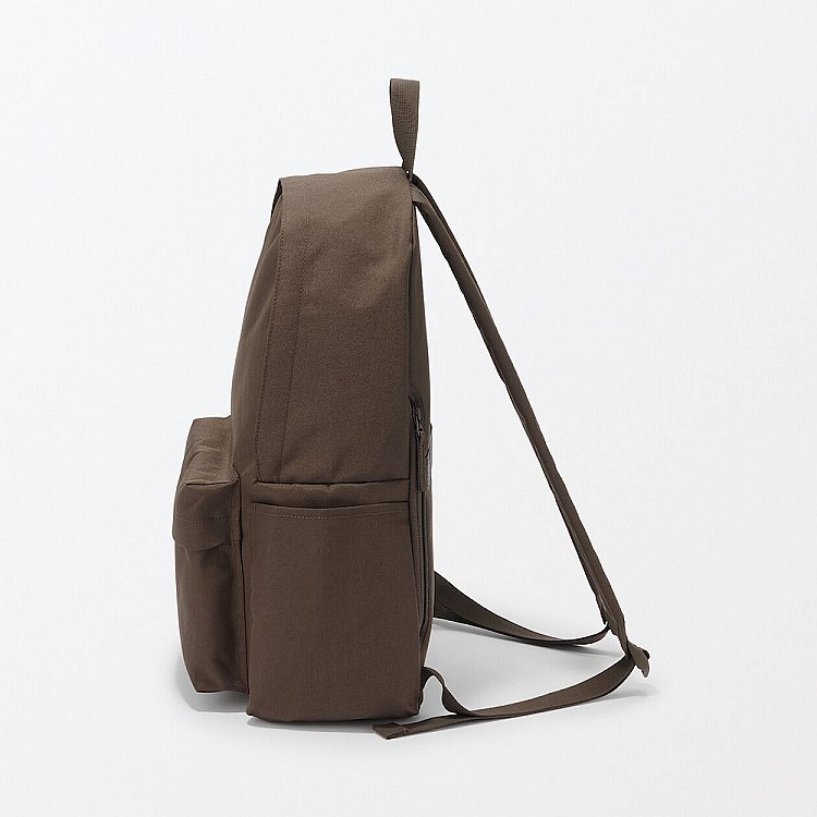 這款Muji後背包貼心設計了雙側網袋，水壺、折疊傘隨手就能拿到，外層拉鍊口袋也能放手機或悠遊卡，通勤上下車超方便。