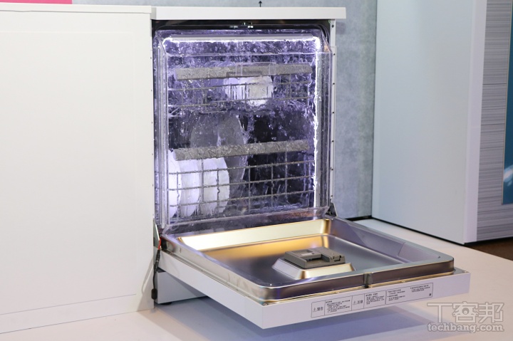 Panasonic 獨嵌式洗碗機具有智慧偵測油污程度的「智能洗」功能，會自動調整洗程與水量，省水又高效，同時搭配「720°龍捲渦流」，多方向噴水設計讓碗盤每一面都洗得到、沒有死角。值得一提的是，這台也搭載「濾網自體淨」功能，意思是髒水不會重複使用，每次洗碗都是用乾淨水，才能真正洗得乾淨又安心！