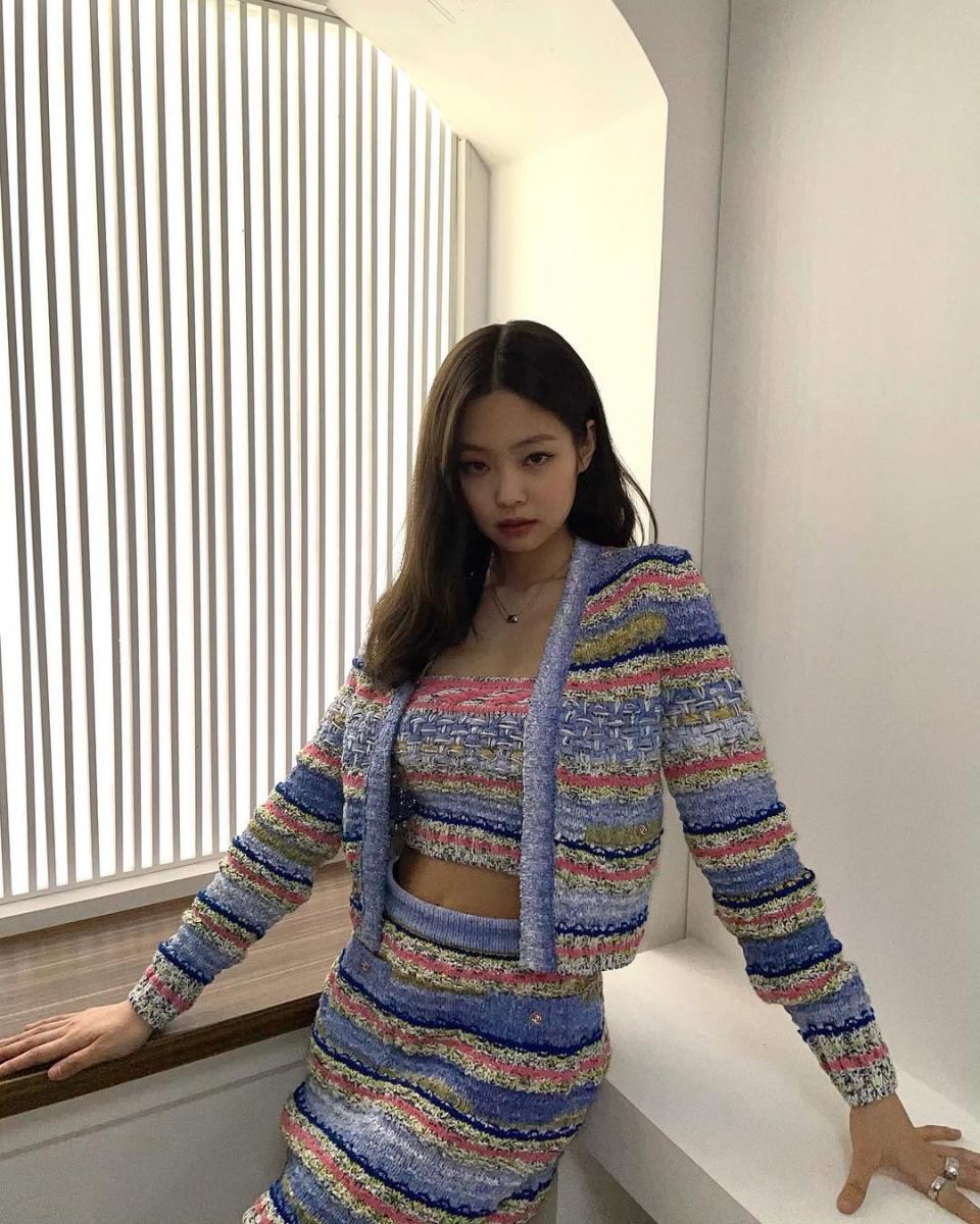 而在版型的挑選上，亦不難發現 Jennie 時常以短版的款式為優先，其最大優勢在於短版的斜紋軟呢外套能創造出更精緻的身型比例，藉此達到拉長雙腿的視覺效果。