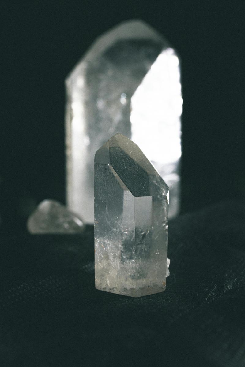 若想進一步提升能量，可以結合風水方位進行。正東方代表健康，適合放白水晶或綠幽靈，幫助身心平衡；東南方象徵財富，放置黃水晶或黃鐵礦能吸引財源廣進；正西方與人緣相關，將玫瑰石英或粉晶置於此處，有助於促進感情與合作關係；正北方則影響事業，放黑曜石或藍晶石能穩固專業與帶來貴人運。當水晶與方位契合，能量場便能如同潮水般源源不絕，為生活注入助力。