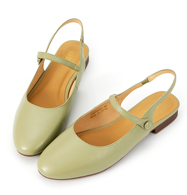 這雙橄欖綠全真皮鞋，柔軟又好穿，橢圓頭設計不挑腳型，簡單的圓形釦飾增添小巧心機。不管是搭上日常通勤服還是休閒裙裝，都能輕鬆穿出低調優雅的質感。