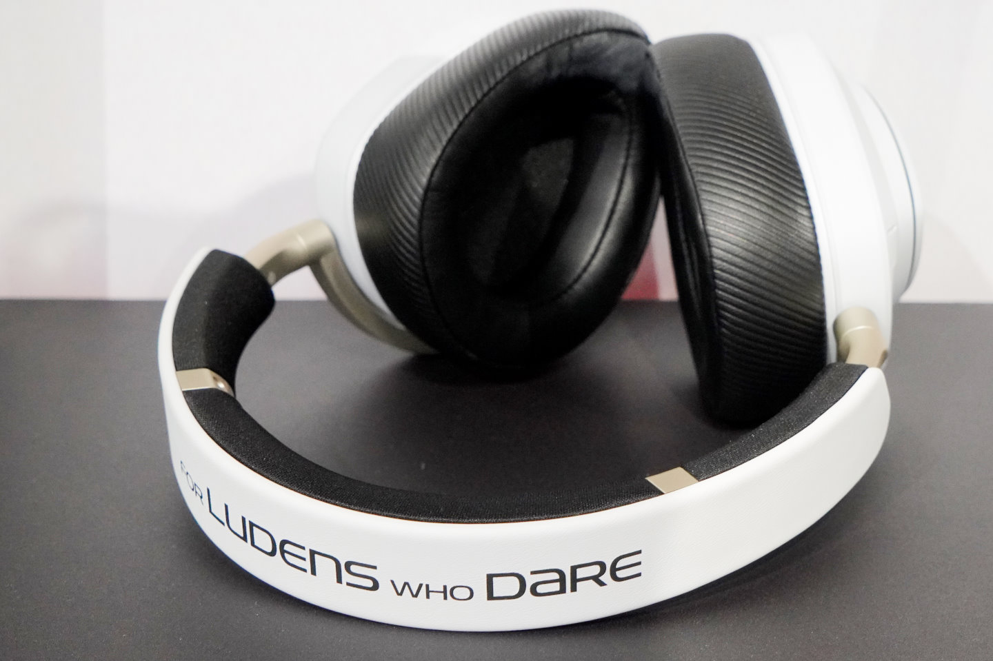 耳機頂部同樣寫著「For Ludens Who Dare」標語。