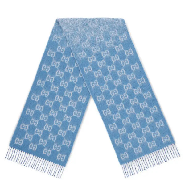 這條出自2026早春系列的Gucci圍巾，以羊駝毛混紡面料精心製作，柔軟舒適且保暖性佳，細緻的GG Logo圖案點綴其中，彰顯品牌經典識別。