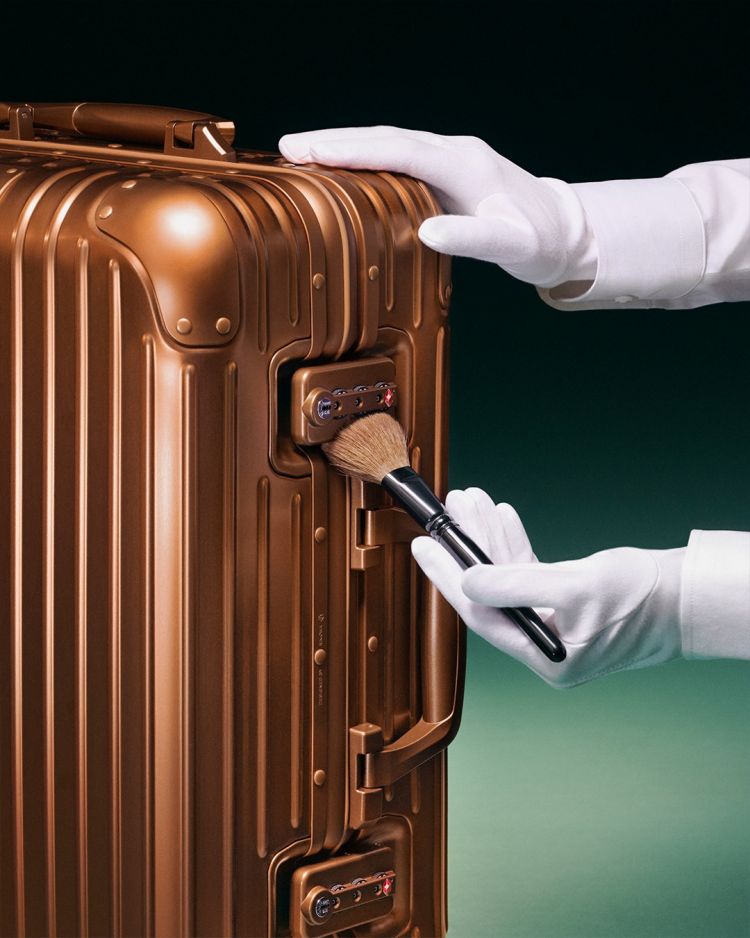 許多人以為只要噴上矽利滑劑就能解決行李箱輪子卡頓的問題，但事實上，滾輪結構包含螺絲、軸承與外殼，一旦螺絲鬆動或軸承已經磨損，再多的潤滑也無法恢復。