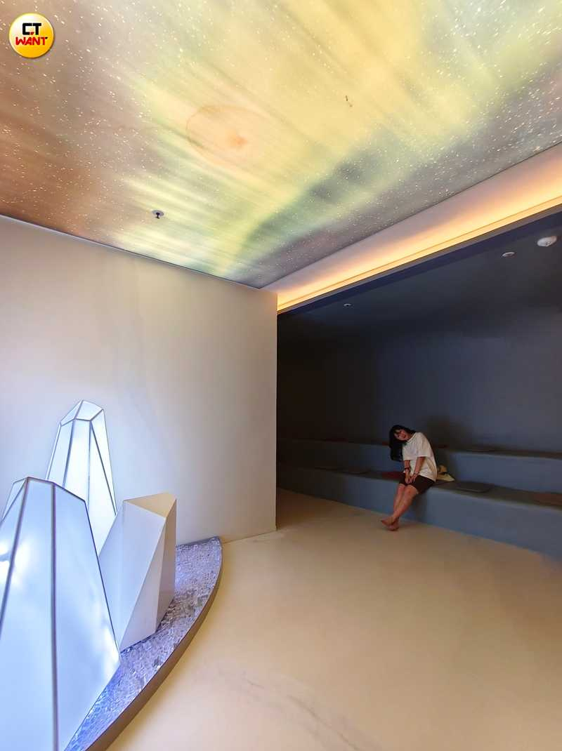 進入以極光為背景的冰屋，有種透心涼的感覺。（圖／魏妤靜攝）