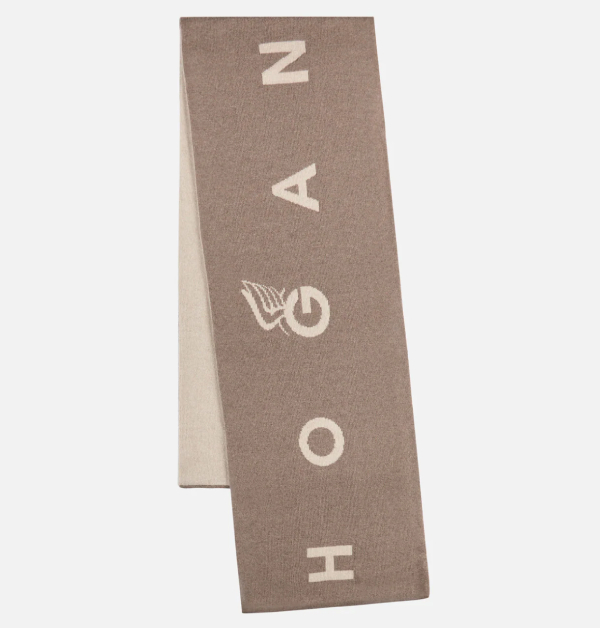 溫潤優雅的棕米撞色設計，低調卻富層次，能自然襯托整體氣質；圍巾上點綴Hogan Logo標誌，為簡約風格注入品牌識別度，是提升都會穿搭質感的百搭配飾。