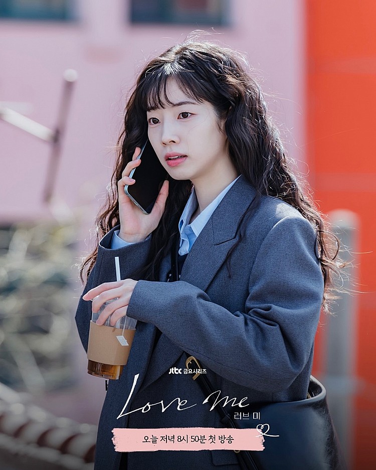 大勢女團 TWICE 成員多賢，在劇中飾演與李施優相識 20 年的青梅竹馬情侶檔，清新自然的互動成為劇中一大亮點。