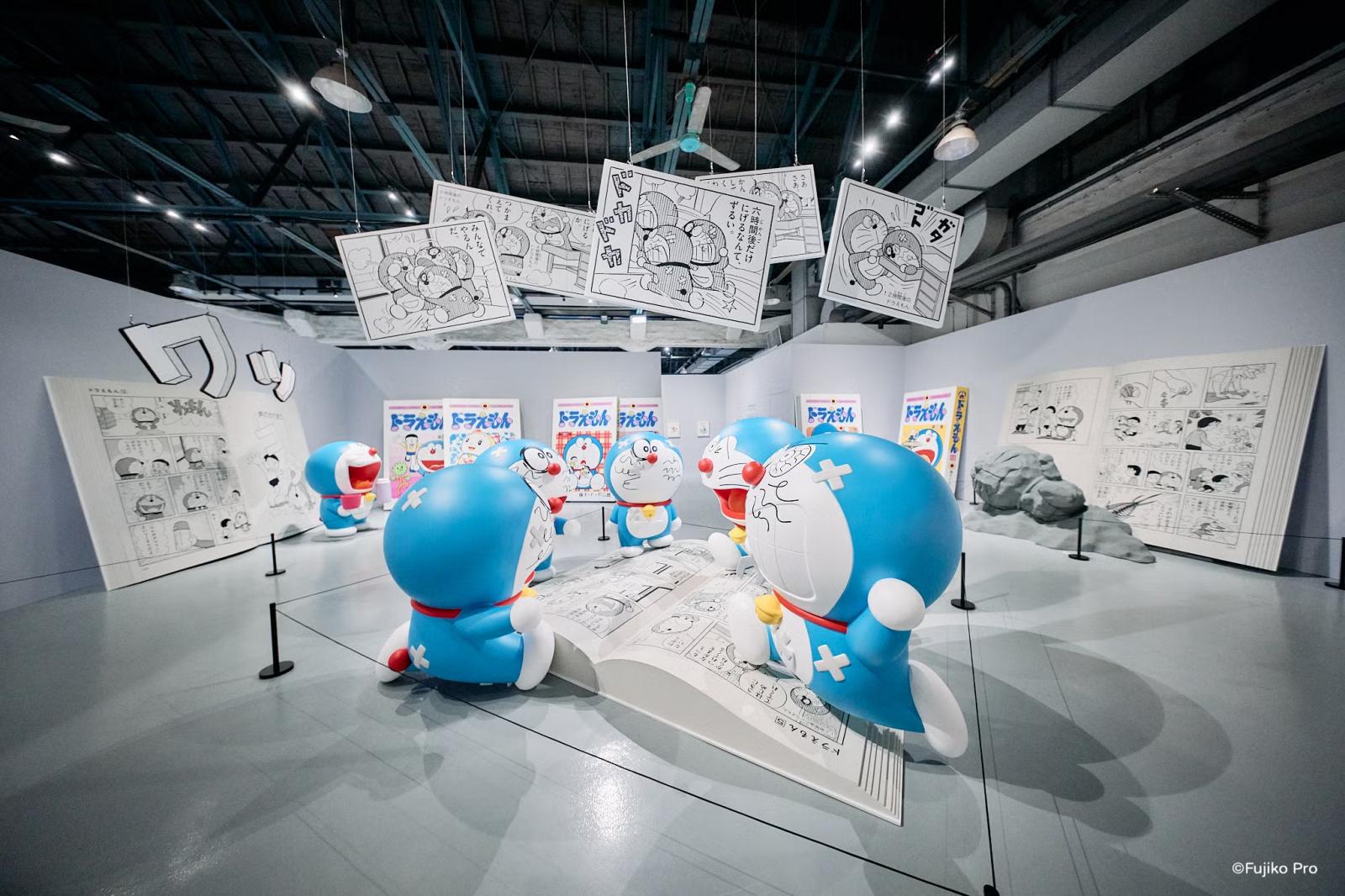 自1970年問世至今，哆啦A夢漫畫與動畫已陪伴數代人成長。本次展覽特設「漫畫封面牆」，將熟悉的單行本封面立體化，讓角色與經典橋段「走出紙本」。