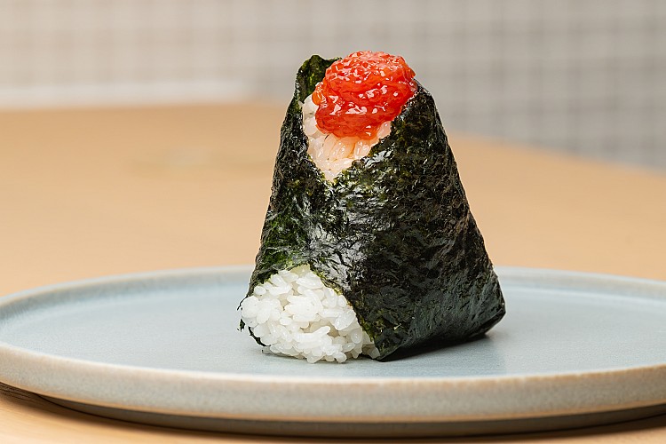 「醬油漬鮭魚卵筋子」鹹度俐落，入口是直接而乾淨的海味衝擊，沒有多餘修飾。