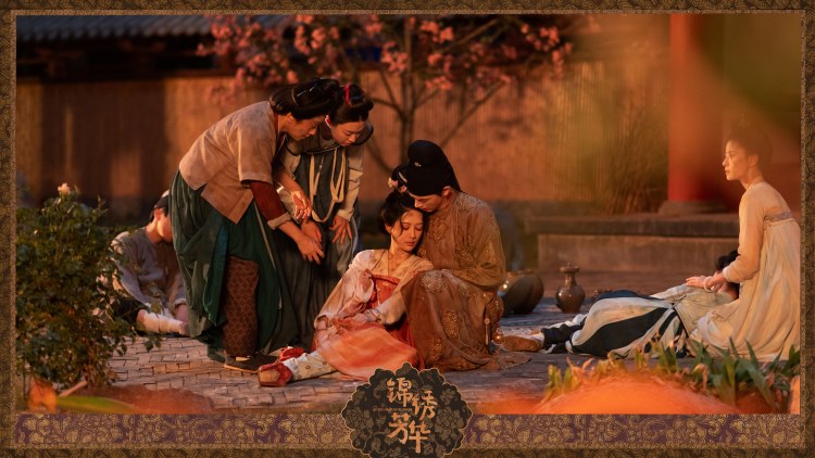 《錦繡芳華》一開播就開虐，何惟芳的花園遭到焚毀。