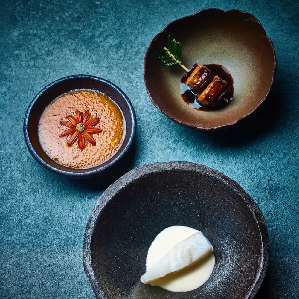 Under 的料理核心，同樣深深扎根於所處的自然環境。餐廳由米其林星級主廚 Nicolai Ellitsgaard 領軍，菜單完全圍繞「海洋」與挪威南部風土展開。料理大量使用當地漁獲、野生海藻、淡菜、海膽與沿岸罕見貝類，並巧妙結合森林香草與野味元素，呈現出層次分明卻不過度裝飾的北歐風味哲學。每一道菜看似簡潔，實則極度講究比例、溫度與口感轉換，讓食材本身成為主角。這裡的料理不僅震撼味蕾，也讓人「聽見」海洋的聲音，鹹、鮮、冷冽而純粹。