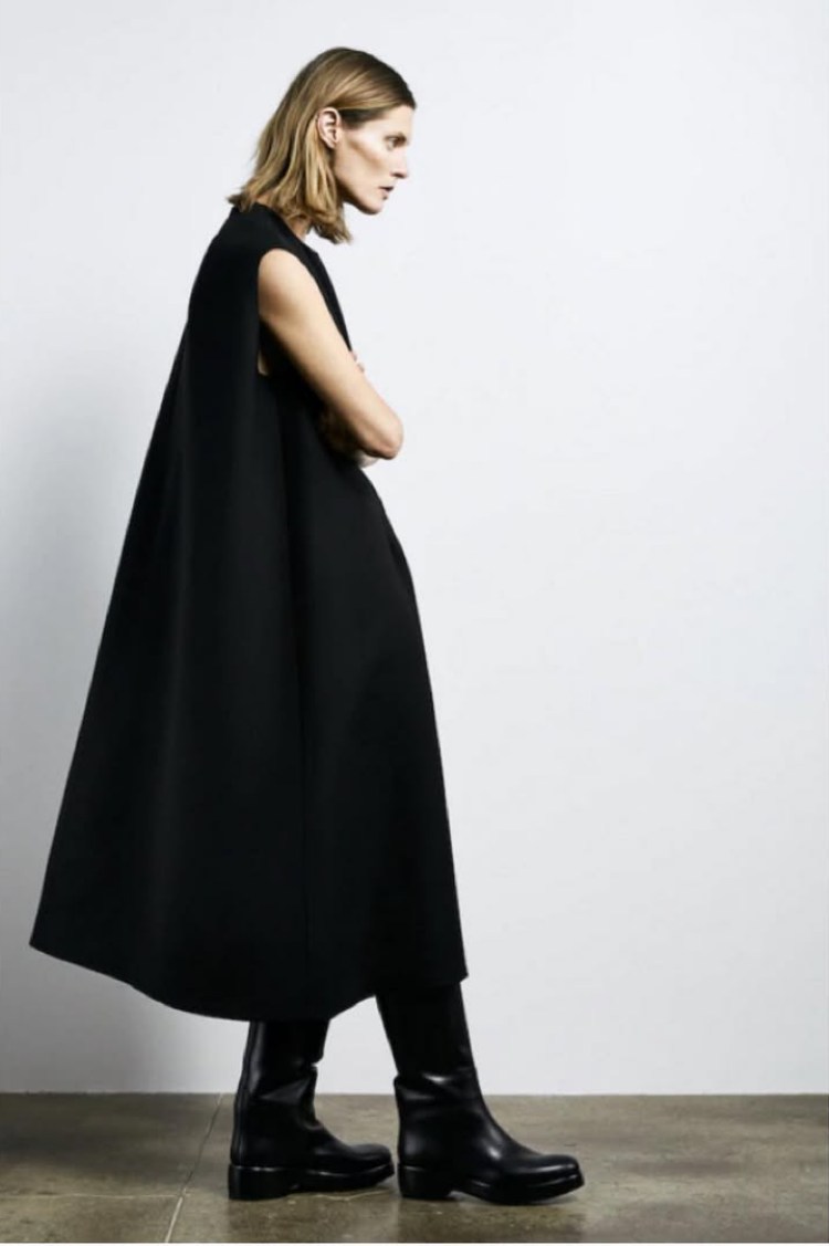 The Row將「簡約即奢華」 的理念貫徹在每一件單品中，無論是用料、版型還是細節設計，The Row 都追求極致的品質與永恆的設計，而不是跟風潮流。