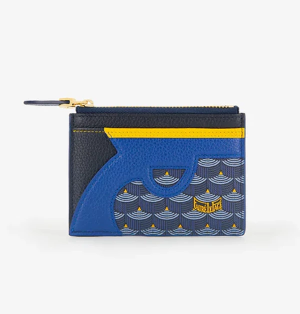 有別於一線大牌款式，來自法國皇室御用武器製造商的低調Fauré Le Page，將其著名的魚鱗紋帆布融入設計，這種圖案象徵著「守護」與「力量」，寓意送給媽媽再適合不過。這款「Gangsta 7」系列，最特別的地方在於，大膽的配色與幾何拼接，鮮明的撞色對比，流露出一種摩登、充滿活力的能量感。在實用的功能上也極具巧思，除了中央的拉鍊隔層可以安穩收納零錢，正、反面亦設有6個卡槽，方便媽媽分門別類放置各式需求的卡片。如果你的媽媽平時對於小眾，且具有深厚歷史感的精品情有獨鍾，那麼，這款充滿“戰鬥力”卻又不失優雅的法系零錢卡包，定能讓她感受到獨到的選物眼光。（商品價格約：NTD 20,400）