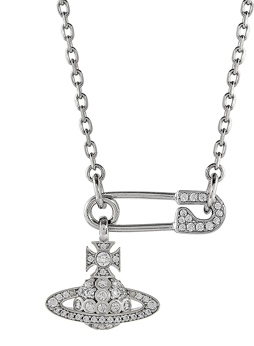 帶有叛逆氣息的 Vivienne Westwood，過去時常能看見別真的元素運用在品牌的設計中，這次他們將土星符號融入其中，讓整體展現極為叛逆又華麗的氣息。