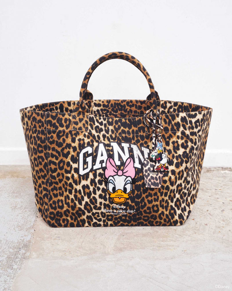 GANNI x DISNEY豹紋印花帆布托特包（圖／品牌提供）