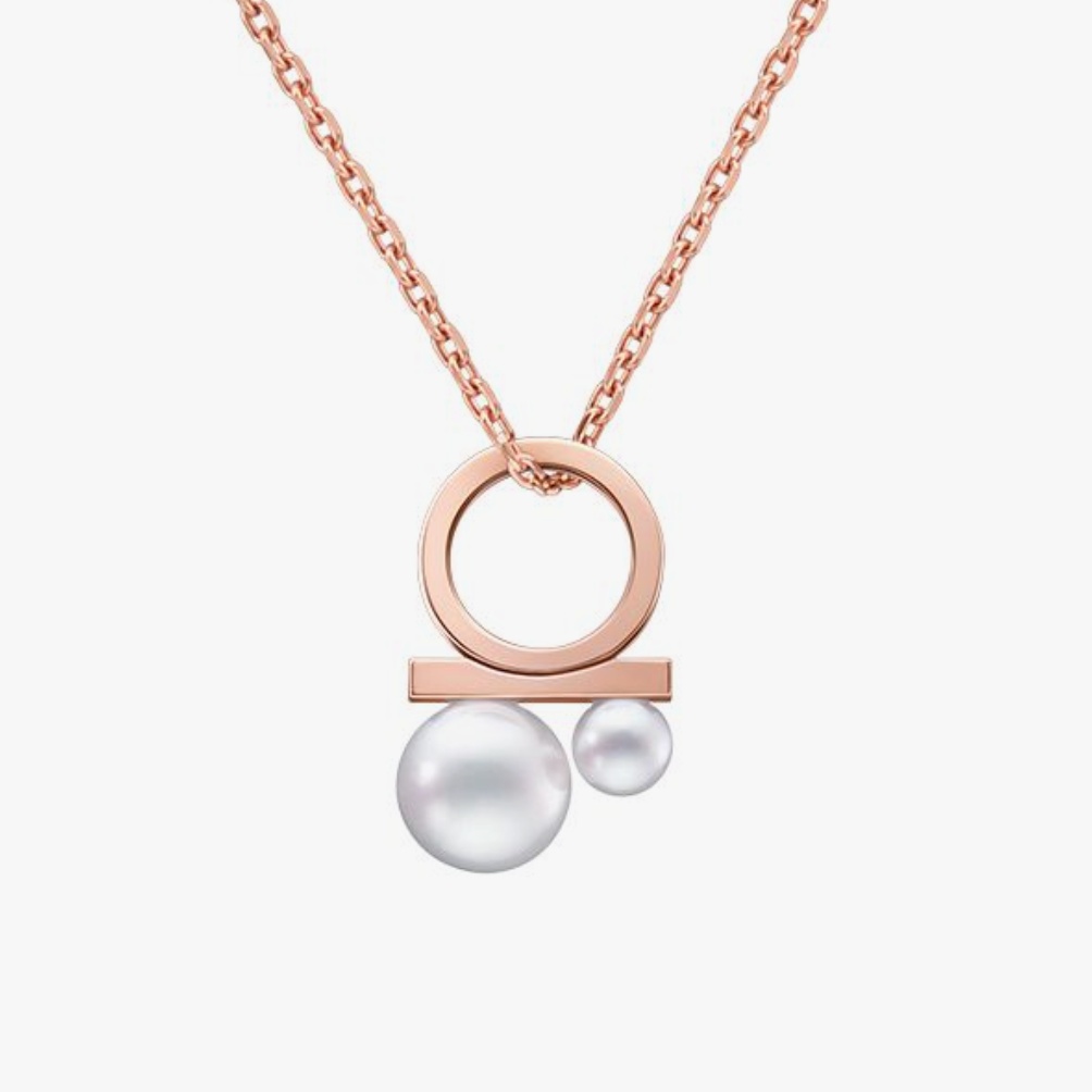 TASAKI 的「Petit Balance Class Charm」珍珠墜鍊，以18K櫻花金襯托出 Akoya 阿古屋珍珠的柔潤光澤。設計靈感源自品牌經典的「Balance Class」系列，將「平衡」的理念化為誕生石的祝福——12種寶石象徵一年12個月份，而珍珠代表6月，寓意純淨與願望成真。這條項鍊彷彿是每日的幸運符號，讓珍珠不再只是典禮用的裝飾，而是一種「帶著故事」的生活儀式感。