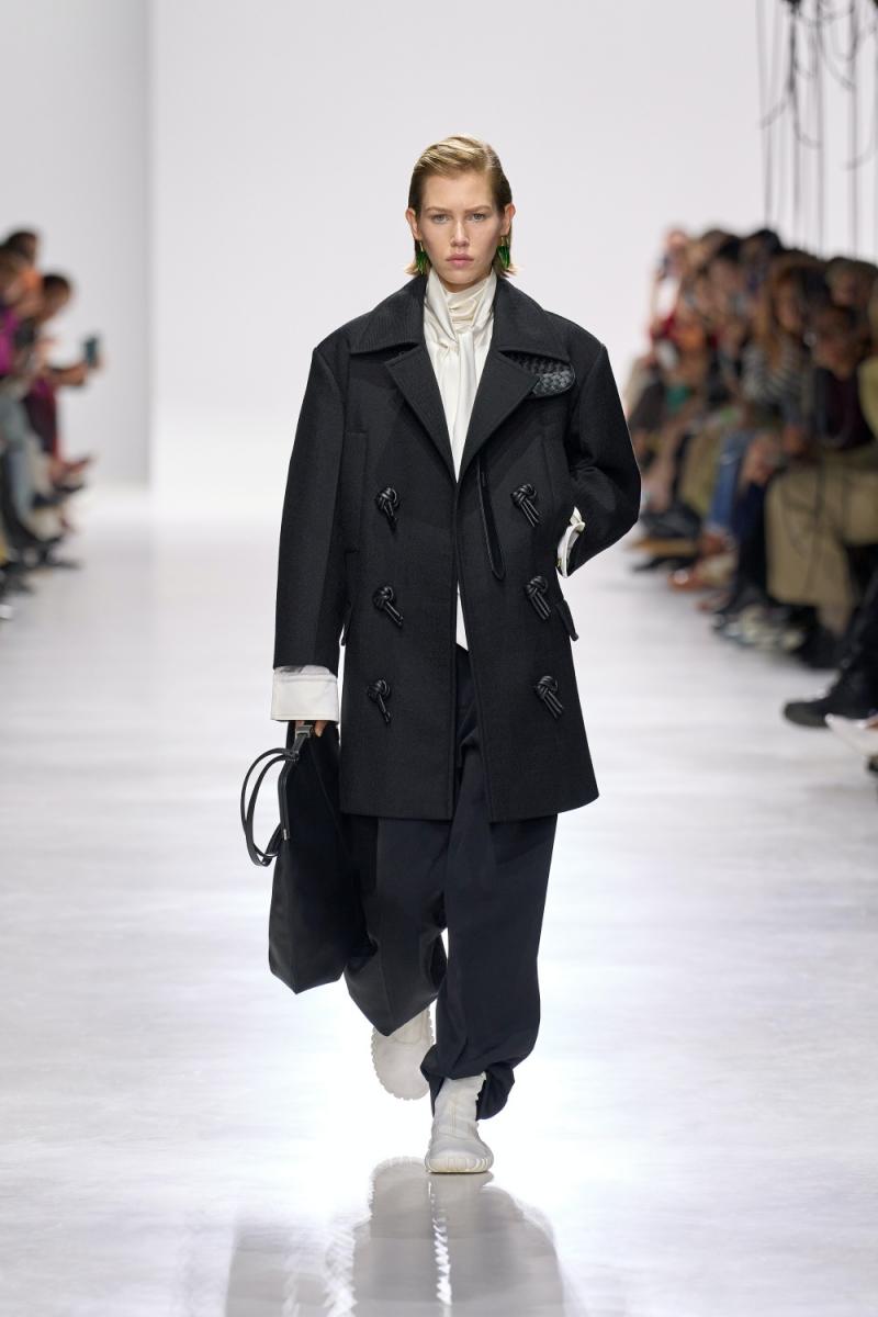 為什麼們我們認為「BV 藍會是下一個流行色」?Louise Trotter 入主 Bottega Veneta 的首季大秀中，我們除了看見她完美接軌編織工藝技法外，還看見致敬家鄉英國文化的設計細節。