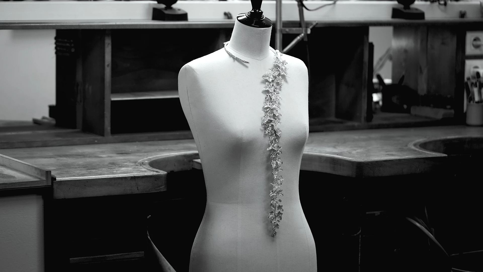 由 Claire Choisne 主導的這個系列，並非單純復刻歷史，而是為創辦人的精神重新注入當代色彩。四件作品、四種觀看世界的方式，串起寶詩龍先生一生始終如一的信念：美，從來不是單一標準；而是多樣、自由且不受拘束的存在狀態。也正因如此，即使你並不特別關心這些奢華到近乎難以觸及的高級珠寶，仍可能在這個系列中感受到共鳴。那是一種關於自由、突破與自我認同的提問，彷彿回應著這個高度依賴濾鏡與標準審美的時代，當所有修飾被拿走之後，我們是否仍願意相信自身的獨特價值。而這份不被定義、卻始終忠於自我的創作態度，正是 Boucheron 留給世界最清晰、也最標準的不標準答案。