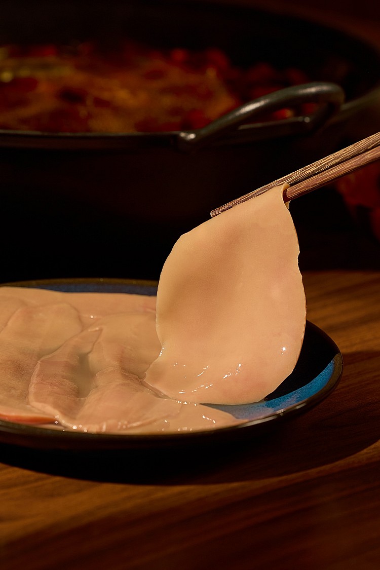 馮校長老火鍋把「三輕三重」落在「重菜品」：川味骨幹不妥協，食材卻更懂台灣。