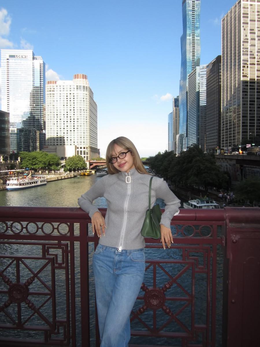 Lisa在個人 Instagram 更新的貼文中拎著一款墨綠色腋下包抓住大眾目光，這款包沒有大 logo，又或是過於張揚的設計，在外觀上亦找不到過多的拼接痕跡，其極簡的設計便是來自於 The Row。