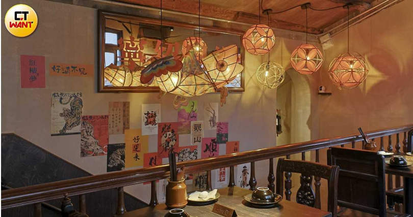 在3樓可見從中國帶回的手工魚形燈籠，以及自江浙當地的竹編工藝作品改製而來的球燈，為空間增添幾許復古感。（圖／楊澍攝）