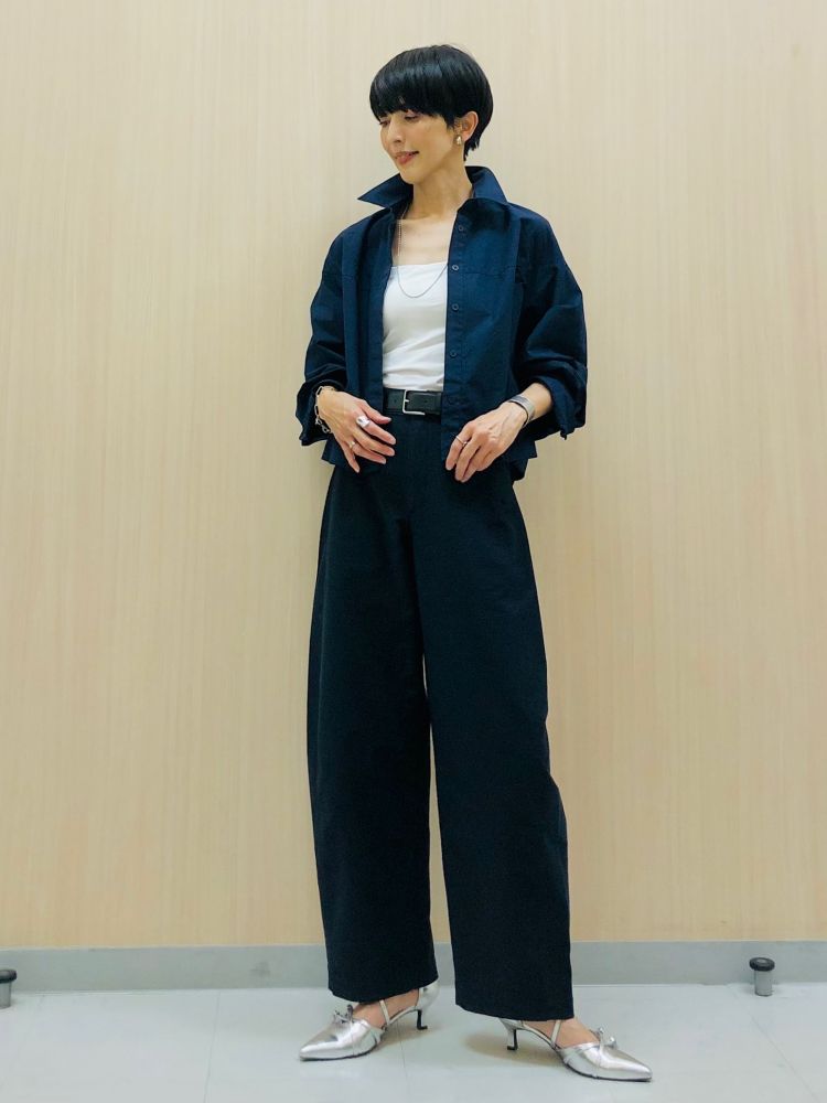 Uniqlo短版襯衫的另一大魅力，在於它能成為造型的「中介層」，內搭短版背心或合身T 恤，就能立即創造出豐富層次感。