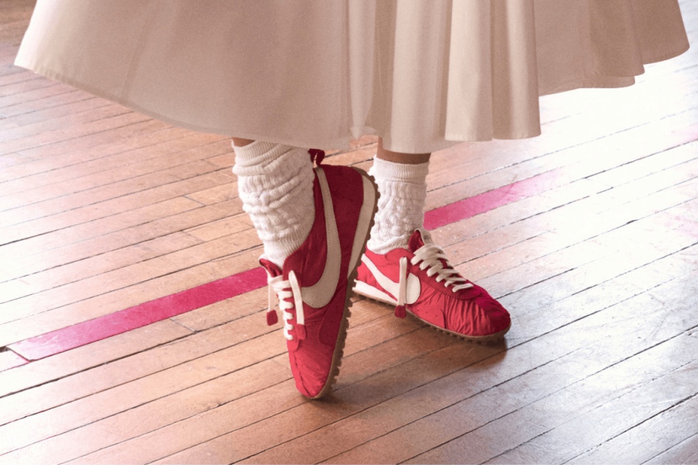 將南法風情寫進設計的 Jacquemus，在過去以一只超迷你包為時尚圈掀起小廢包風潮，而在 2022 年 6 月，品牌首度與 Nike 合作