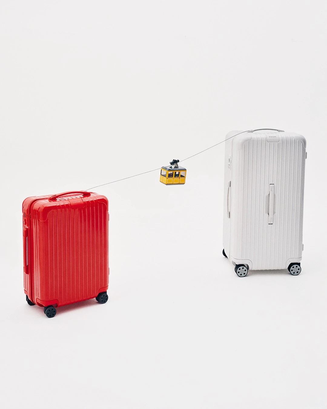 聚碳酸酯表面相對容易留下刮痕與摩擦痕跡，這屬於材質特性的一部分。清潔時應使用柔軟布料與中性清潔劑，避免含酒精、強酸或溶劑類產品，以免破壞表面塗層或造成霧化。若遇到頑固污漬，可先以清水浸濕軟布輕擦，再進行溫和處理。