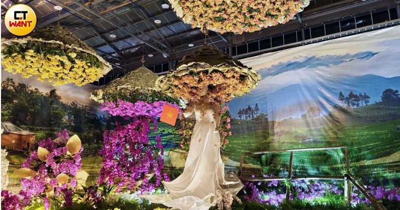 在國際景觀競賽作品中可見各國當地風情，例如越南團隊以傳統服飾奧黛與斗笠結合蘭花，獲得銀牌獎。（圖／魏妤靜攝）