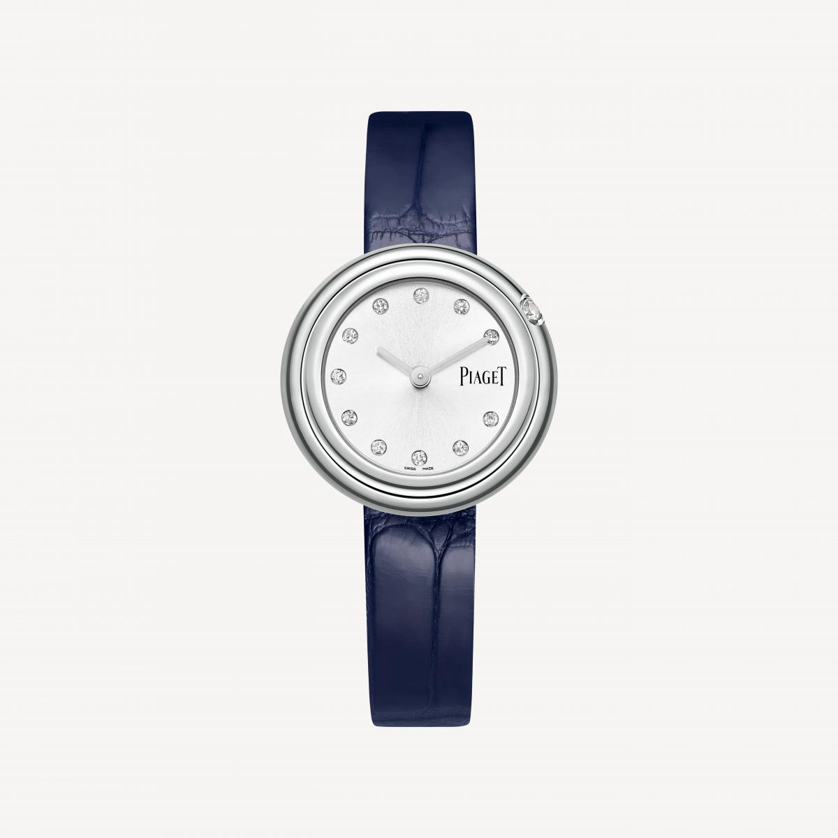 Piaget Possession 系列最迷人的地方，在於它所蘊含的「轉動哲學」。可隨指尖輕輕旋轉的鑽石錶圈，讓每一次觸碰都成為一個細微卻有意識的動作。這種介於珠寶與腕錶之間的互動感，讓時間不再只是被觀看，而是被感受。29毫米錶徑比例精緻優雅，鑽石時標排列得恰到好處，光芒存在卻不流於炫耀或浮誇。整體設計溫柔而堅定，沒有過多語言，卻帶著明確態度。這是一只屬於內在能量的腕錶，為那些相信美感與力量的女性而生。