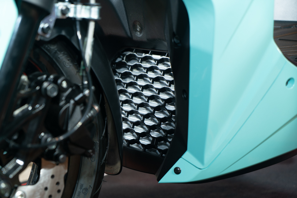 水冷排藏於前輪拱中