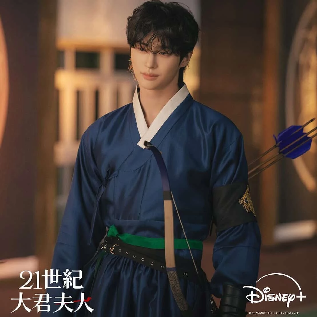 Disney+ 日前也搶先釋出一系列《21 世紀大君夫人》的海報與劇照，擁有 190 公分大長腿的邊佑錫，貴氣十足的裝扮一釋出再次帥出新高度，瞬間征服無數粉絲！