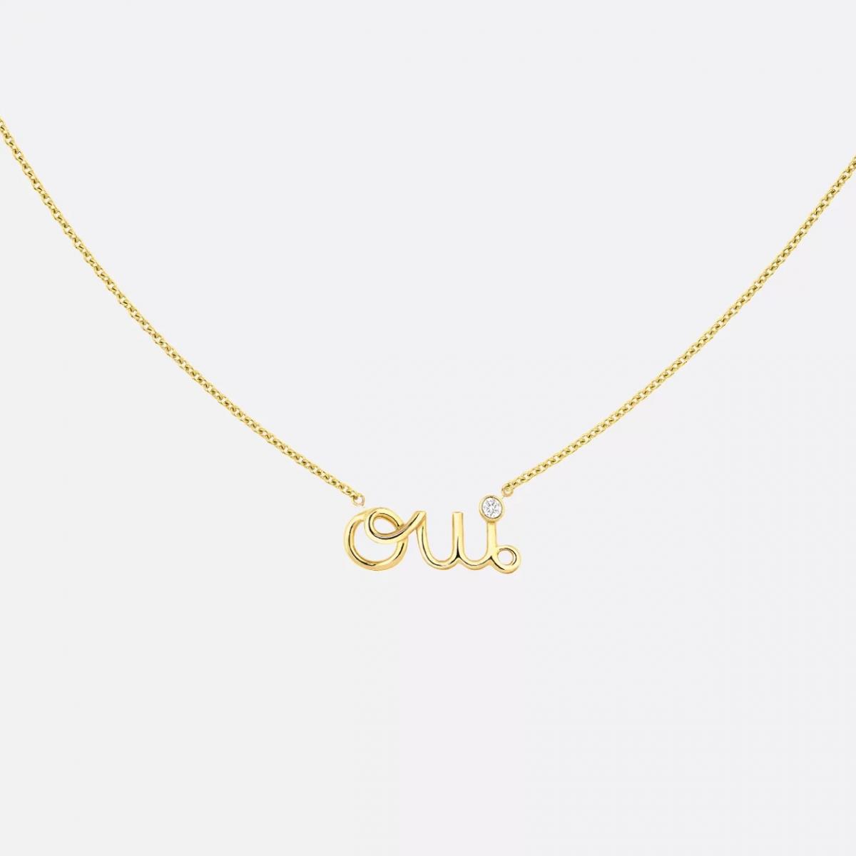 「Oui」彷彿一筆寫下的心意，以18K黃金描出自然流動的弧線，帶著手寫筆跡的溫度，也像戀人貼耳輕語的那句「我願意」。字尾的單顆鑽石彷彿溫柔承諾的一個句點，亮眼卻不刺眼。Dioramour 系列象徵愛、勇氣與選擇，而這條項鍊尤其適合那些風格簡約卻不甘平凡的女性。穿白襯衫時俐落大方，搭配洋裝則顯得感性動人。這是一條能讓心情變輕盈的項鍊，把美好的可能性掛在胸口，也像替自己保留一個永遠願意說「好」的時刻。