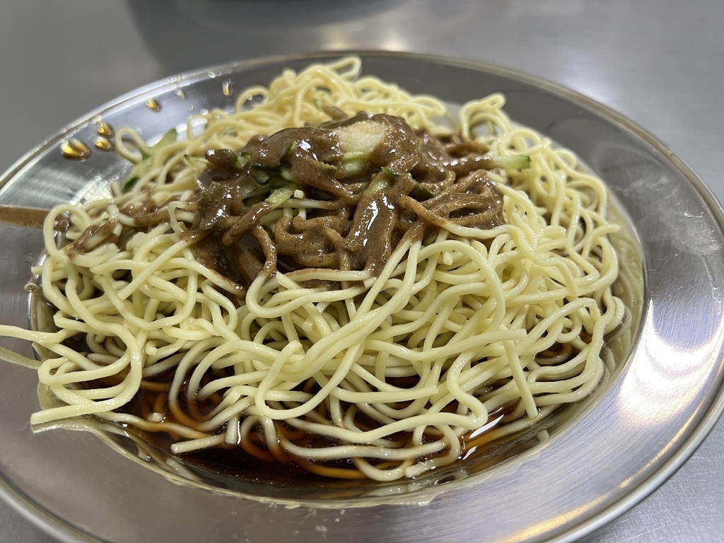 【台北南港美食】闞記涼麵，南港車站前的平價親民美食，多樣精彩