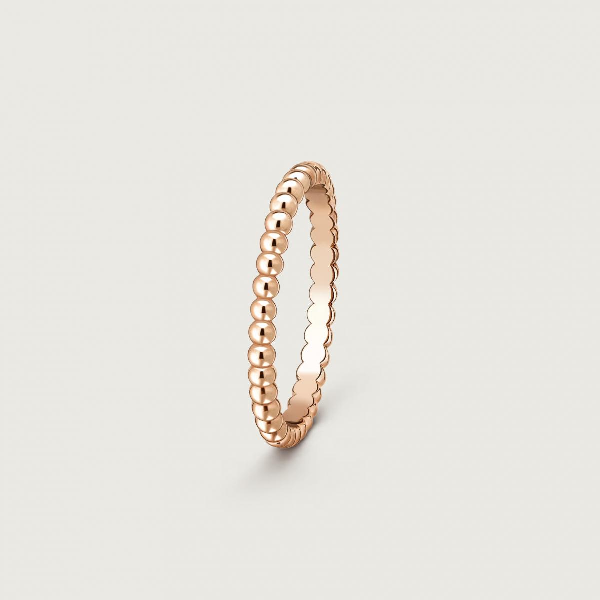 Van Cleef & Arpels 的 Perlée Pearls of Gold 系列，以標誌性的金珠飾邊勾勒出柔和輪廓。這枚小型款18K玫瑰金戒指，宛如在指尖環繞一圈光影，細膩卻充滿個性。每一顆金珠都由工匠精心打磨，折射出細緻光澤，無論單獨佩戴或與鑽戒疊戴，都能創造出低調卻奢華的氛圍。它代表著 VCA 一貫的詩意哲學，將日常的幸福化為永恆的工藝之美。