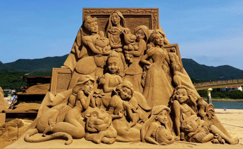 沙雕作品《迪士尼公主與夥伴們》。（圖／福容大飯店福隆提供）