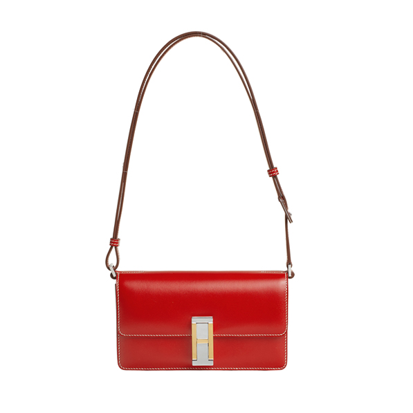 同樣以「Mallette」為名的還有這款肩背包，其方正的外型展現出都會感之餘，吸睛的包扣設計再一次成為亮點。