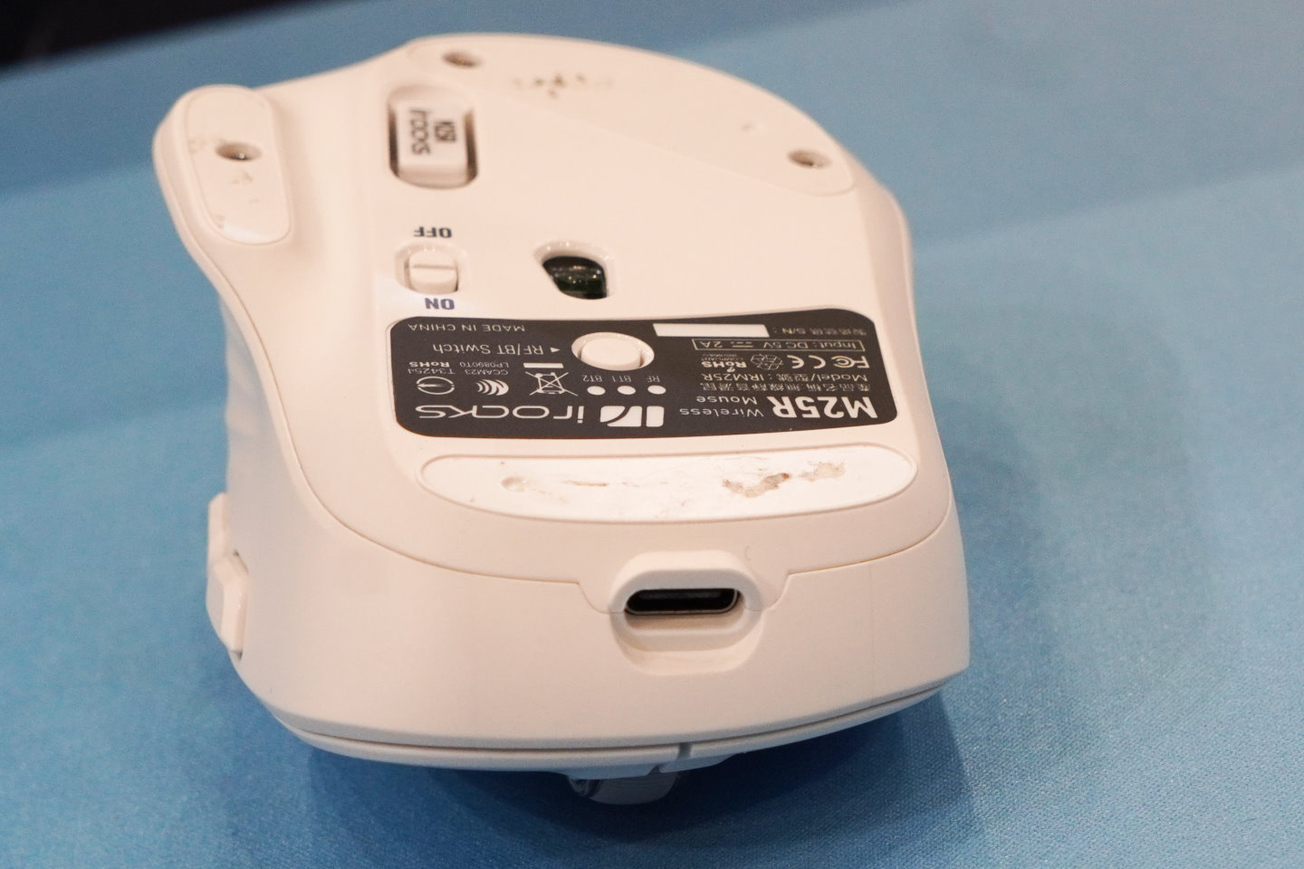 它採用USB Type-C端子進行充電。