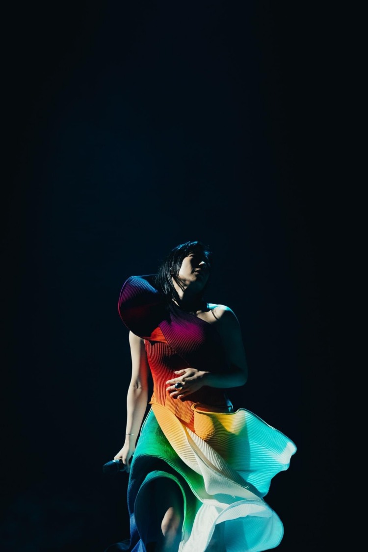 宇多田光在台北演唱會上選用來自日本設計師品牌Issey Miyake，這套「彩虹洋裝」來自於品牌最前衛、革命性的A-POC（A Piece Of Cloth）