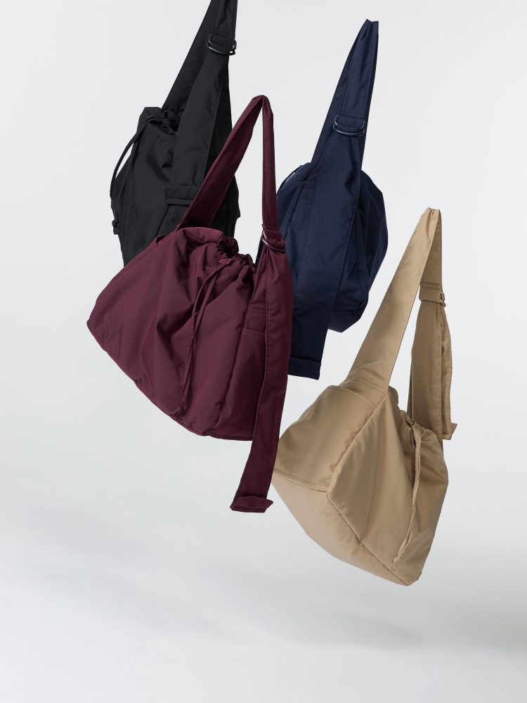 Uniqlo「澎軟肩背包」預計於8月11日正式登場，建議售價為NT$790，不只價格親民，設計細節與質感也遠超預期，已被不少網友預測為下一款「秒殺神包」。