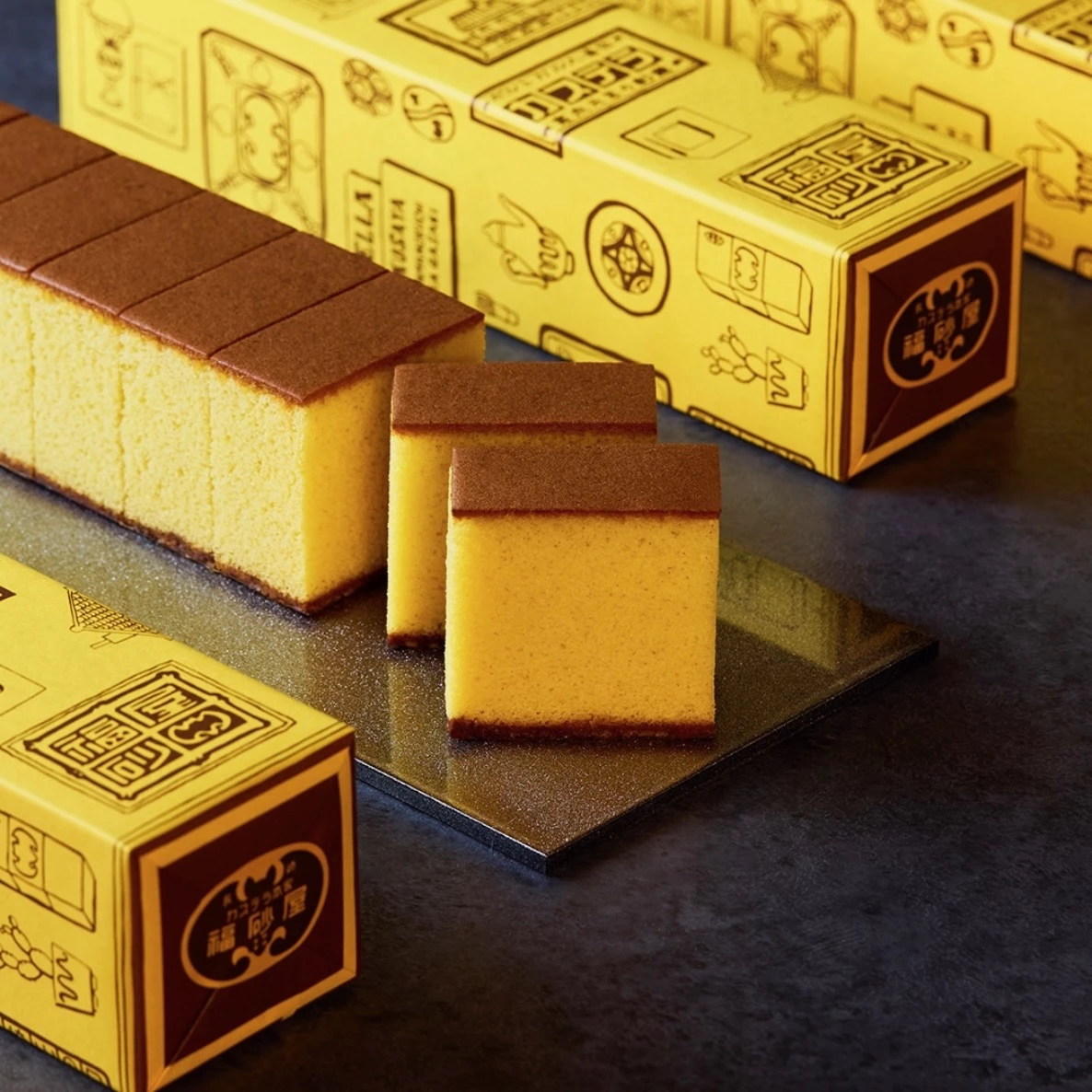 日本福岡必買伴手禮「カステラ本家福砂屋」，台灣首間門市確定插旗大巨蛋！自 1624 年創業，至今已飄香超過 400 年歷史，，招牌長崎蛋糕一口吃下蛋糕體綿密濕潤，底部還有淡淡的粗砂糖結晶，可以說不論男女老少都能輕易征服。