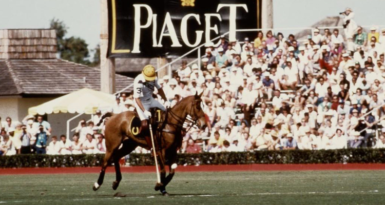 Polo 系列的誕生，源於一段真實而鮮明的生活背景。伯爵第四代傳人 Yves Piaget 先生不僅熱愛花園植栽，並催生品牌專屬的「Piaget Rose」玫瑰花種，同時也是長期投入的馬術與馬球運動的愛好者。對他而言，馬球結合了紀律、優雅與社交文化，是一種完整的生活風格。這份體驗，轉化為 Polo 腕錶的設計靈感，將運動的節奏感，與伯爵一貫講究的比例與質感美學融為一體，形塑出兼具動感與精緻的腕錶作品。這樣的創作脈絡，也呼應品牌自1874年以來所建立的精英形象。2024年，系列以「Polo 79」之名重返當代，系列延續的正是這份源自馬球運動的從容態度，讓經典精神在今日節奏中自然成立。