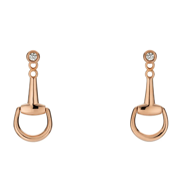 這對耳環，在柔和的光澤中展現俐落線條與獨特辨識度。低調卻充滿設計感的造型，讓其既可作為日常點綴，也足以成為正式場合的亮眼焦點。